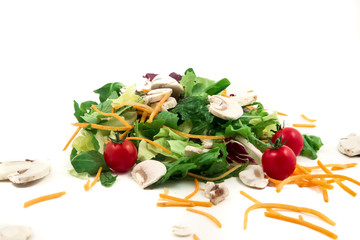 Verdure crude miste su fondale bianco 