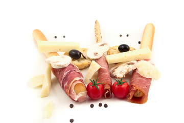 prosciutto crudo grissini e formaggio su fondale bianco 