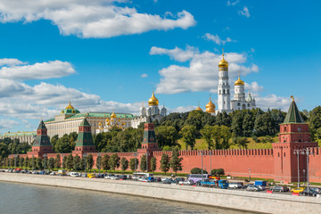 Fototapeta premium Kreml i nabrzeże rzeki Moskwy w słoneczny dzień