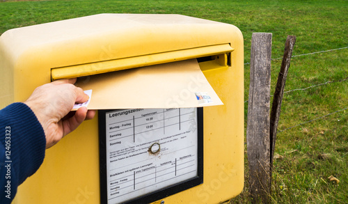 In Den Briefkasten Einwerfen Oder Werfen
