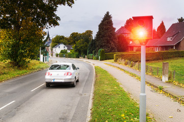 Radarkontrolle - Schnelles Auto wird vom Blitzer geblitzt