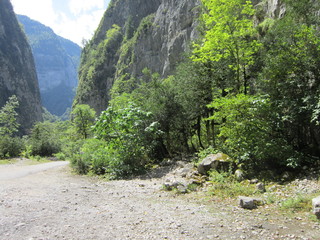 выходы каменных пород в Кавказских горах