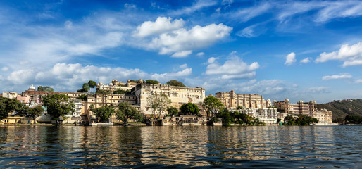 Fototapeta premium City Palace panorama from the lake. Udaipur, Rajasthan, India