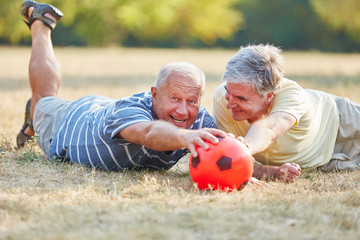 Fototapeta premium Zwei befreundete Senioren mit Fußball