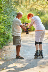 Senioren Paar als Inline Skater beim Üben
