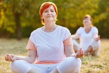 Ältere Frau macht eine Yoga Übung