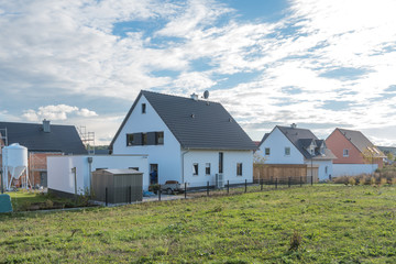 Neubausiedlung, moderne Satteldachhäuser