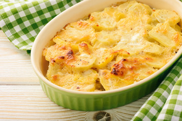 Casserole with chicken, potatoes, leek and cheese.