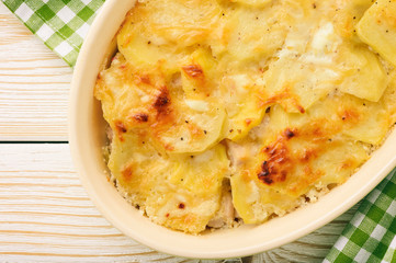 Casserole with chicken, potatoes, leek and cheese.