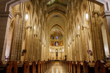 Fototapeta na wymiar Interior de la Santa Iglesia Catedral de Santa María la Real de la Almudena en Madrid, ESPAÑA