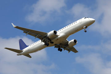 Fototapeta premium Düsenjet beim Landeanflug