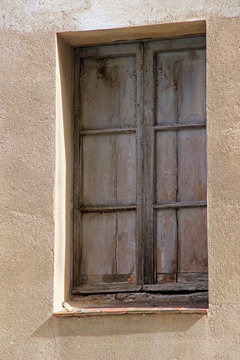 Ventana de madera antigua