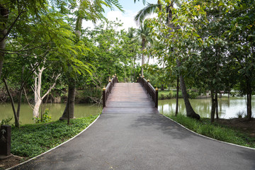 Obraz premium red wooden bridge