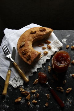 Bolo de nozes com compota de diospiro
