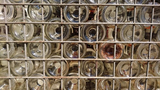 Weinflaschen hinter Gitter
