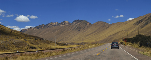 Perú, Cusco. Coche conducido por un largo camino rural en Cusco. © Alexander Sánchez