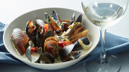 Mussels with wine, tomato and onion sauce