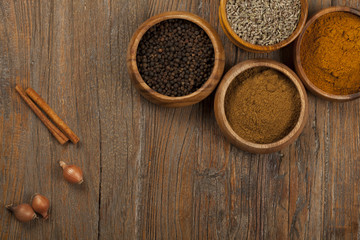 baharatlar ahşap masa üzerinde
