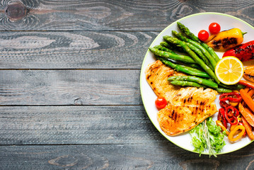 Grilled chicken breast with fresh vegetables