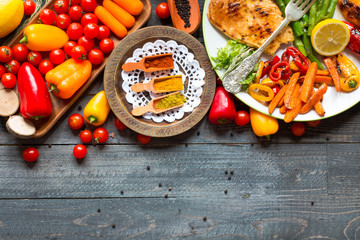 Grilled chicken breast with fresh vegetables