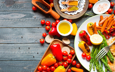 Grilled chicken breast with fresh vegetables