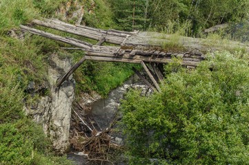 Старый разрушенный мост через реку Катунь