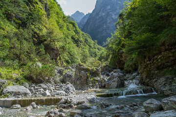 Wanderpfad, Gebirgsbachüberquerung im Tal Valle di Piero; Dolomiten, Sommer