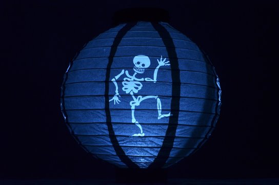 Esqueleto dançando em uma lamparina