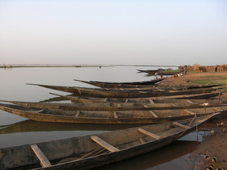 Barche da pesca tradizionali in Mali, 2014.