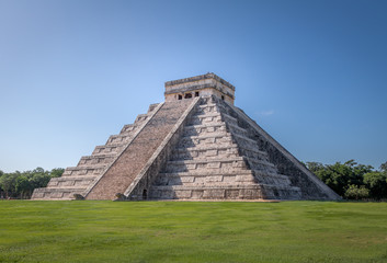 Fototapeta na wymiar Mayan Temple pyramid of Kukulkan - Chichen Itza, Yucatan, Mexico