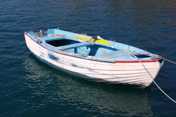 Stara niebiesko biała łódka