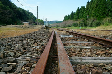 Fototapeta na wymiar 日本でここだけのループ式スイッチバックがあるJR九州大畑駅の線路風景