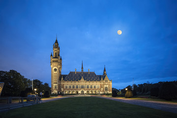 Obraz premium Fullmoon lights hit The Hague city palace