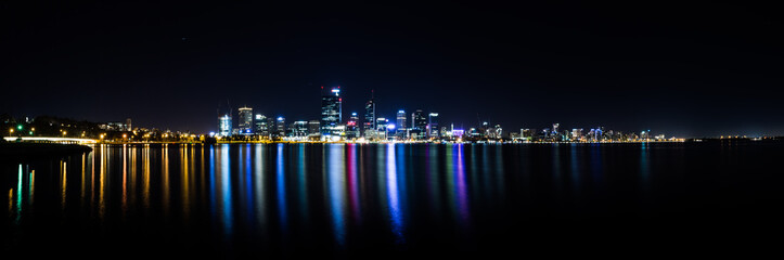 Fototapeta na wymiar Perth City over the Swan