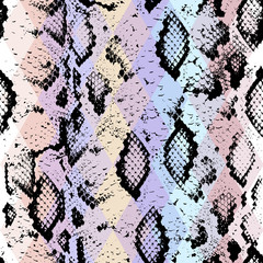 Naklejka premium Snake skin texture with colored rhombus. Geometric background. Seamless pattern black purple blue pink background, colorful psychedelic geometric mosaic ornament triangle. Vector