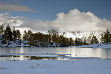in ottobre,il freddo precoce ,ha gelato le acque del lago d'Arpy .