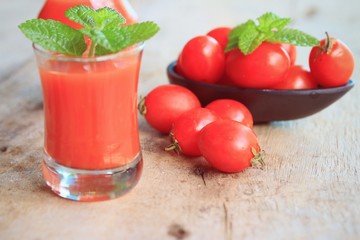 Fresh tomatoes and juice