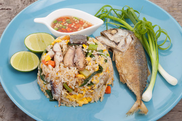 Fried rice with mackerel, egg, carrots, kale, spinach, egg yolk.