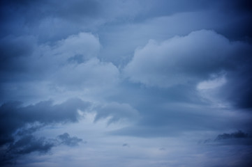 Obraz premium Dramatyczne zachmurzone niebo