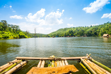 Obraz premium Bamboo raft heading on lake