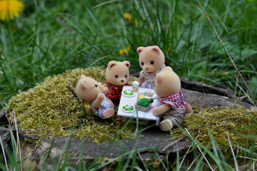 Ausflug eine Teddybär Familie mit Picknick