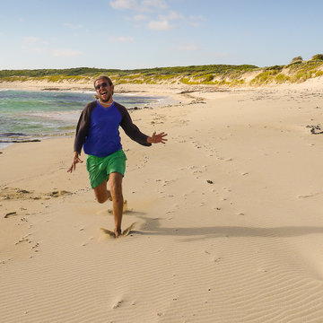 Backpacker an einem Strand in Port MacDonnell, South Australia