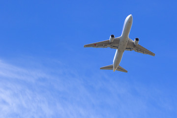 Obraz premium Błękitne niebo i samolot
