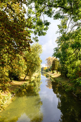 Herbst am Wasser im Wald und der Natur 