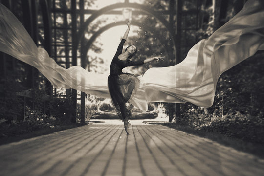 Fototapeta Ballerina on the streets