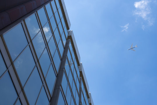 Glasfassade aus der Froschperspektive