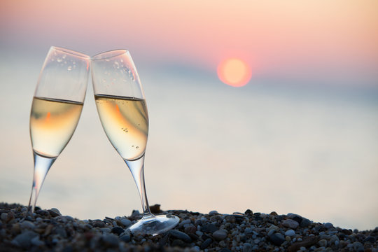 coupes de champagne au coucher du soleil sur la plagel