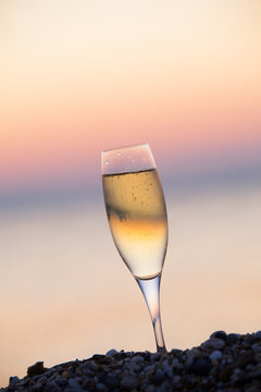 coupe de champagne au coucher du soleil