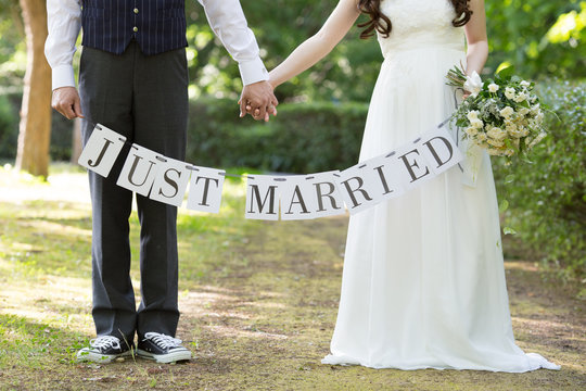 結婚式、豊かな森に囲まれた二人