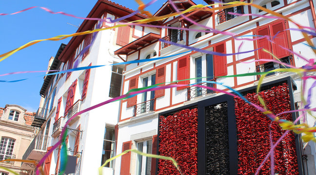 Fa&ccedil;ades basques typiques &agrave; Saint-Jean-de-Luz (France / Pays basque)